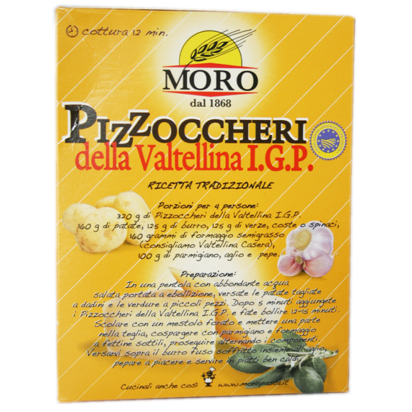 Crozets au sarrasin IGP Pizzoccheri de la Valtellina : petites pâtes typiques de la région de la Valtellina en Lombardie, mélange de farine de sarrasin intégrale et de semoule de blé dur